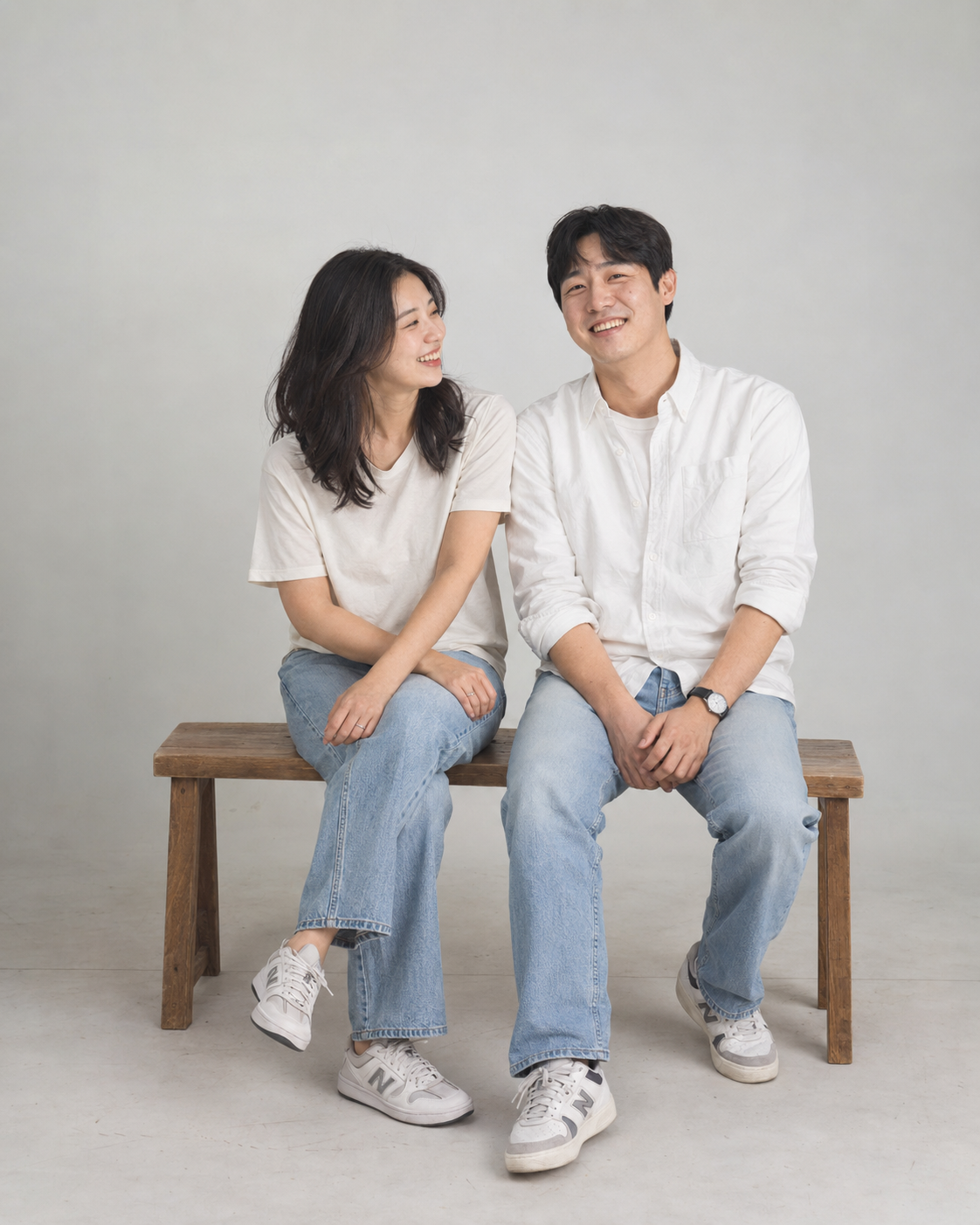 벤치에 앉아 편하게 웃는 커플의 콘셉트 예시