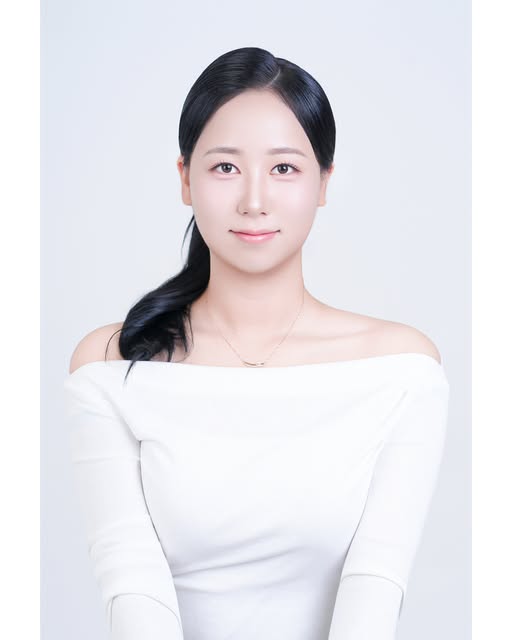 흰 오프숄더 의상을 입고 촬영한 정면 사진