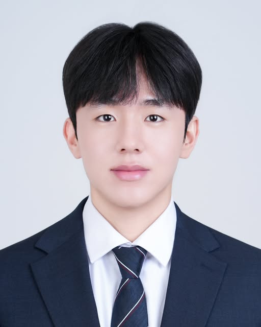 정장과 타이를 착용한 정면 증명사진
