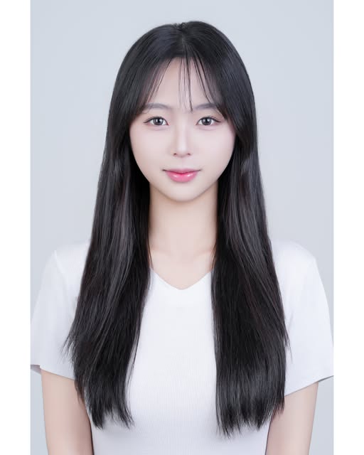 흰 티셔츠를 입고 촬영한 정면 증명사진