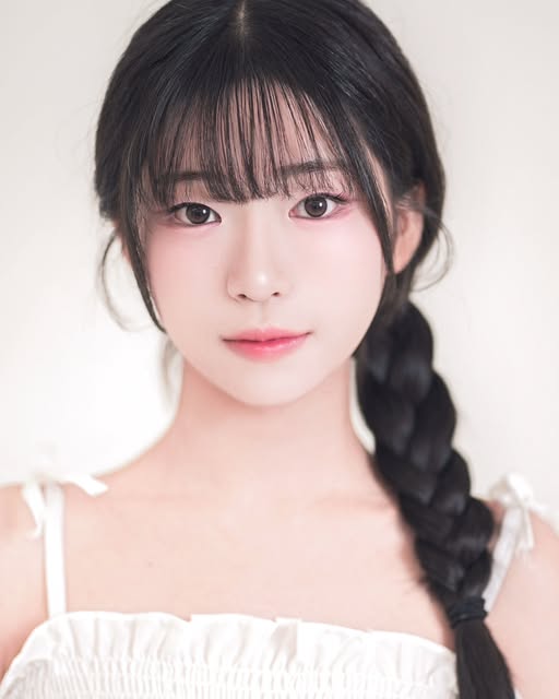 땋은 머리와 흰 의상의 클로즈업 프로필