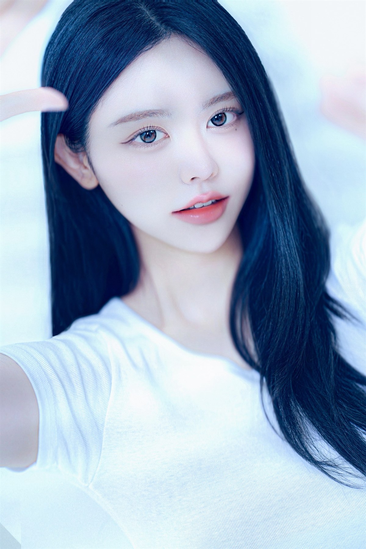 푸른 조명 아래 촬영한 인물 클로즈업
