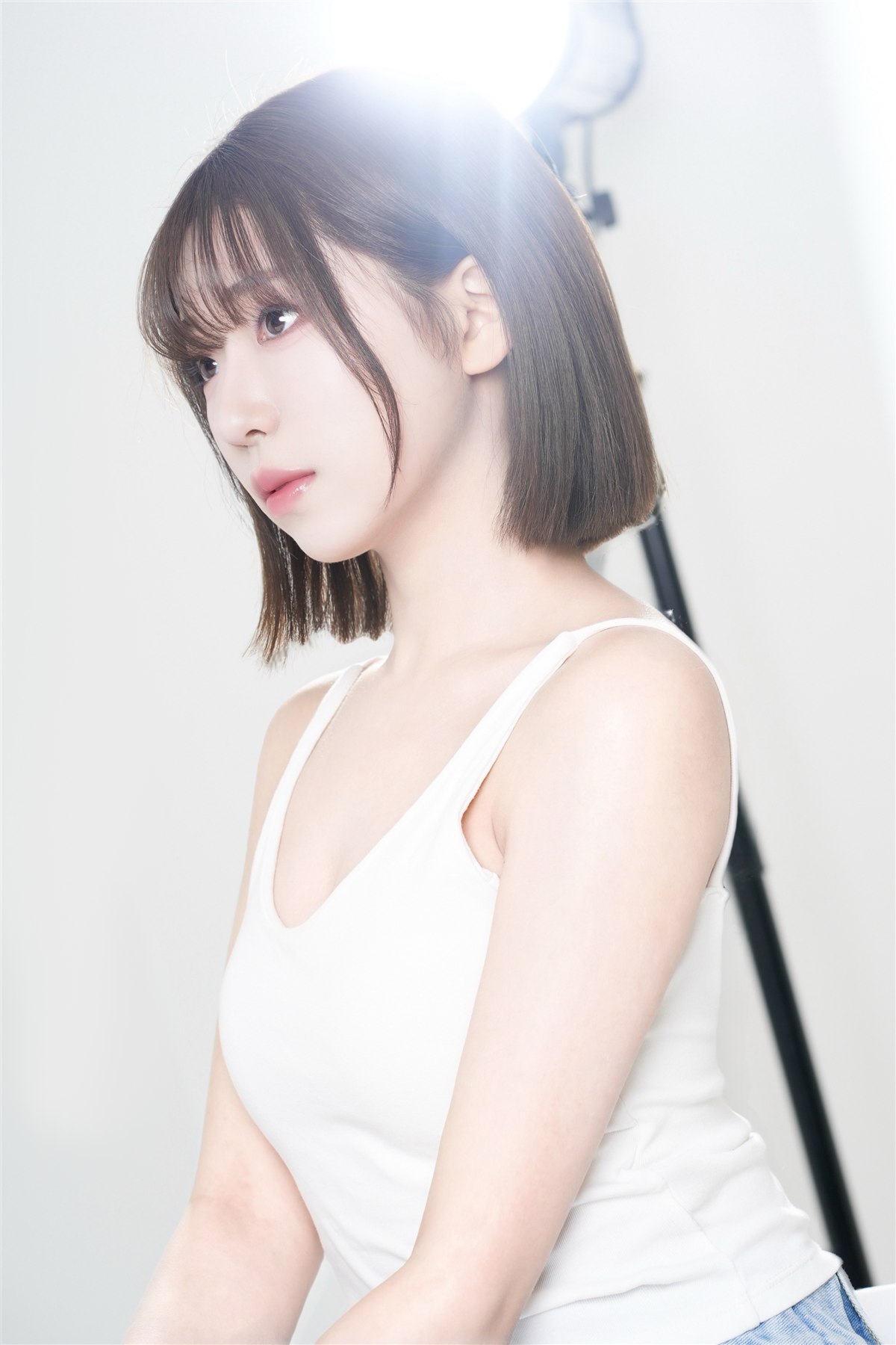 역광 아래 흰 상의를 입고 촬영한 단발 프로필