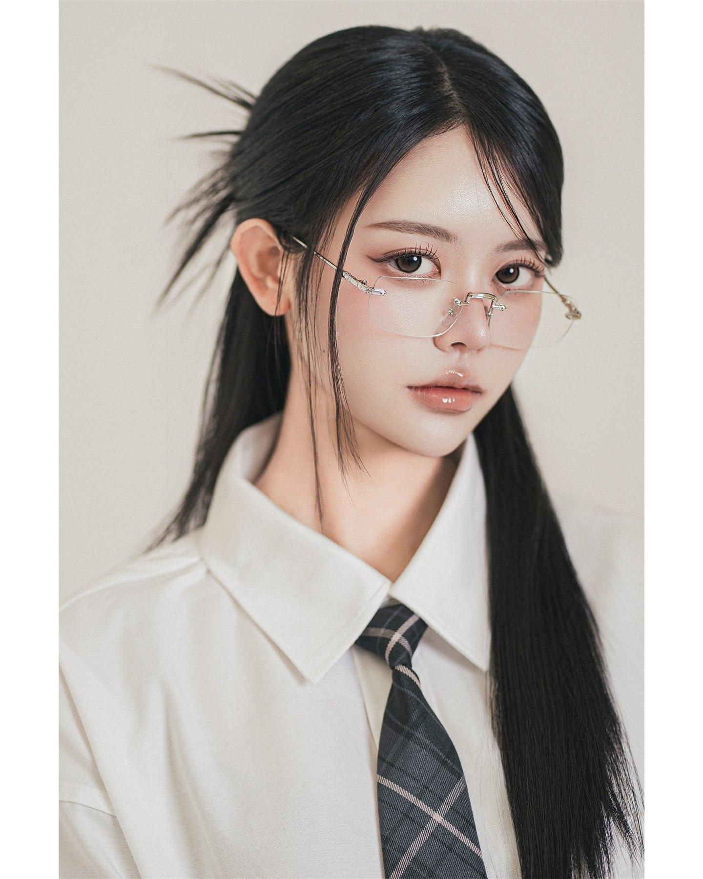 안경과 셔츠, 타이를 매치한 프로필