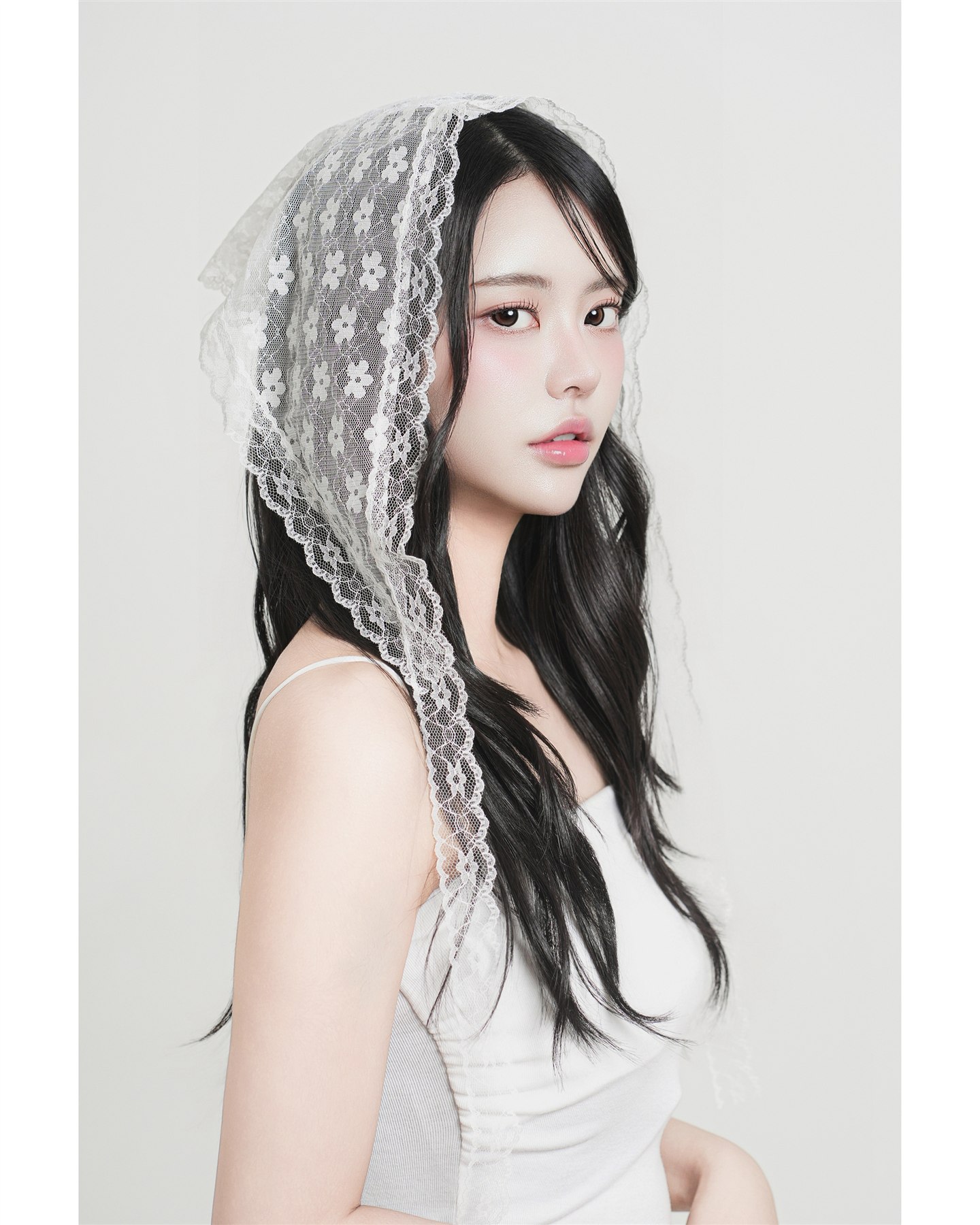 레이스 베일을 쓴 인물 프로필