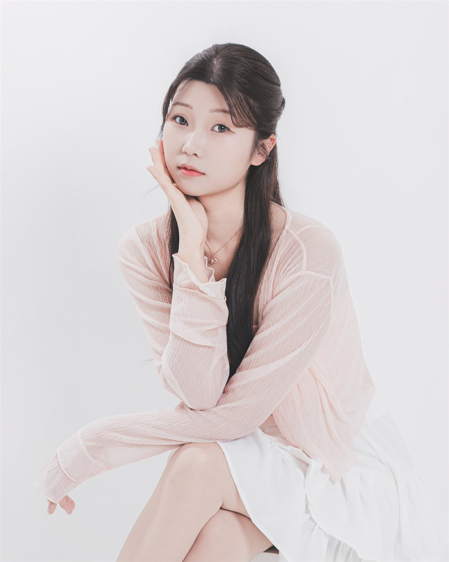 연분홍 상의를 입고 손을 볼에 댄 프로필