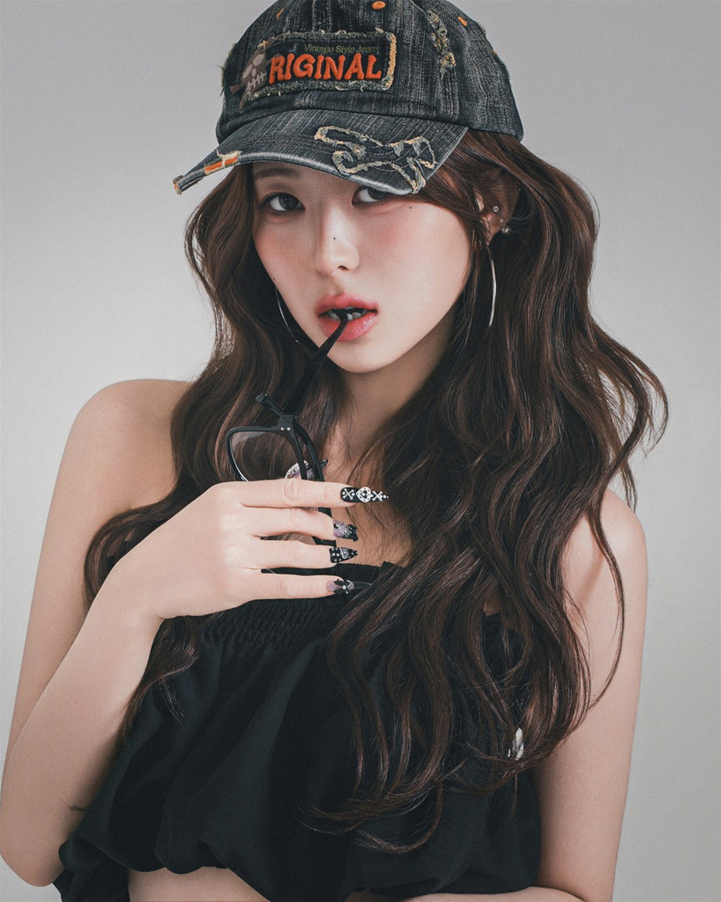 데님 모자와 검은 상의의 정면 프로필