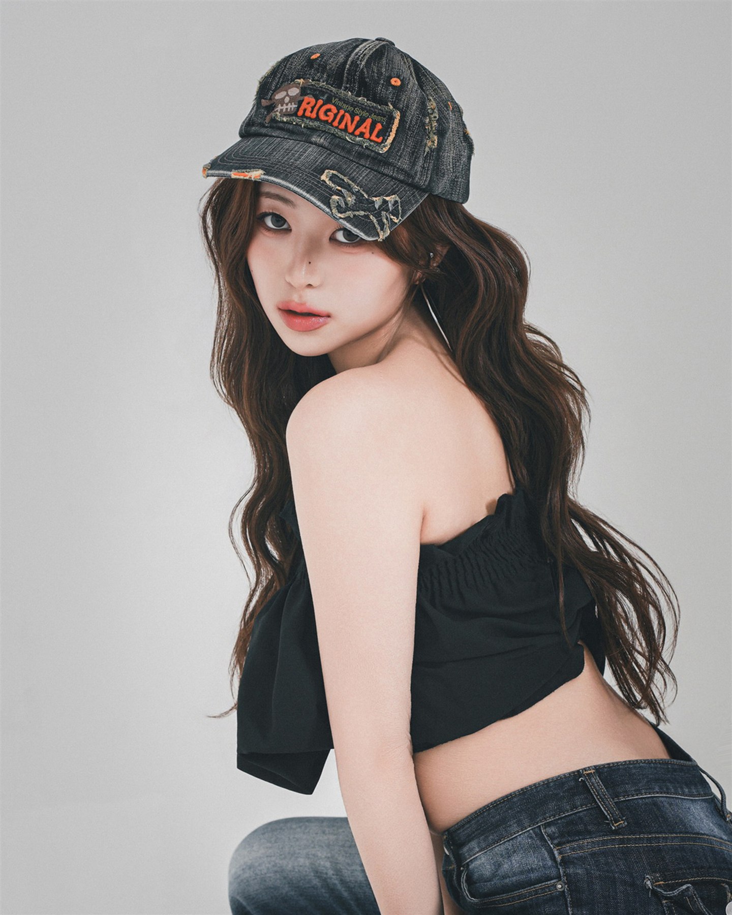 데님 모자를 쓰고 어깨 너머로 바라보는 프로필