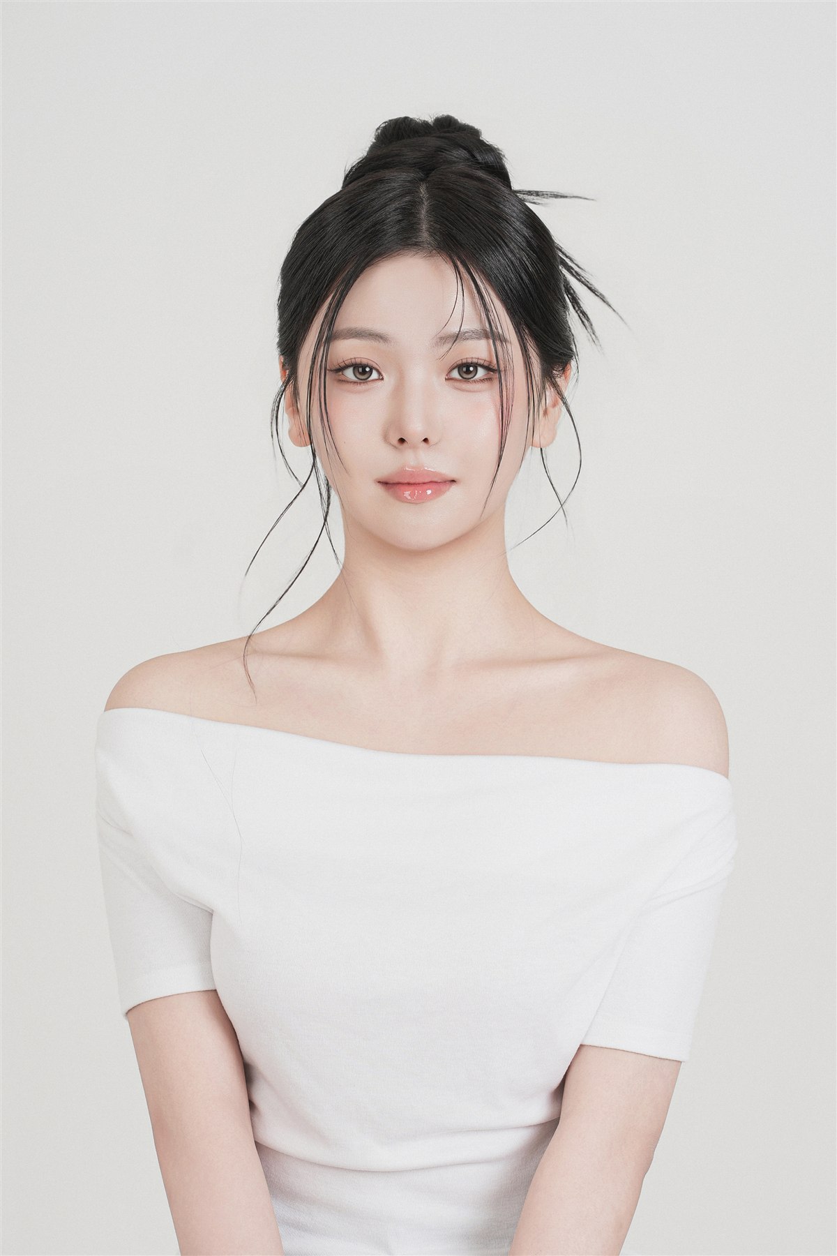 흰 오프숄더와 올림머리로 정면 촬영한 아메토 증명사진