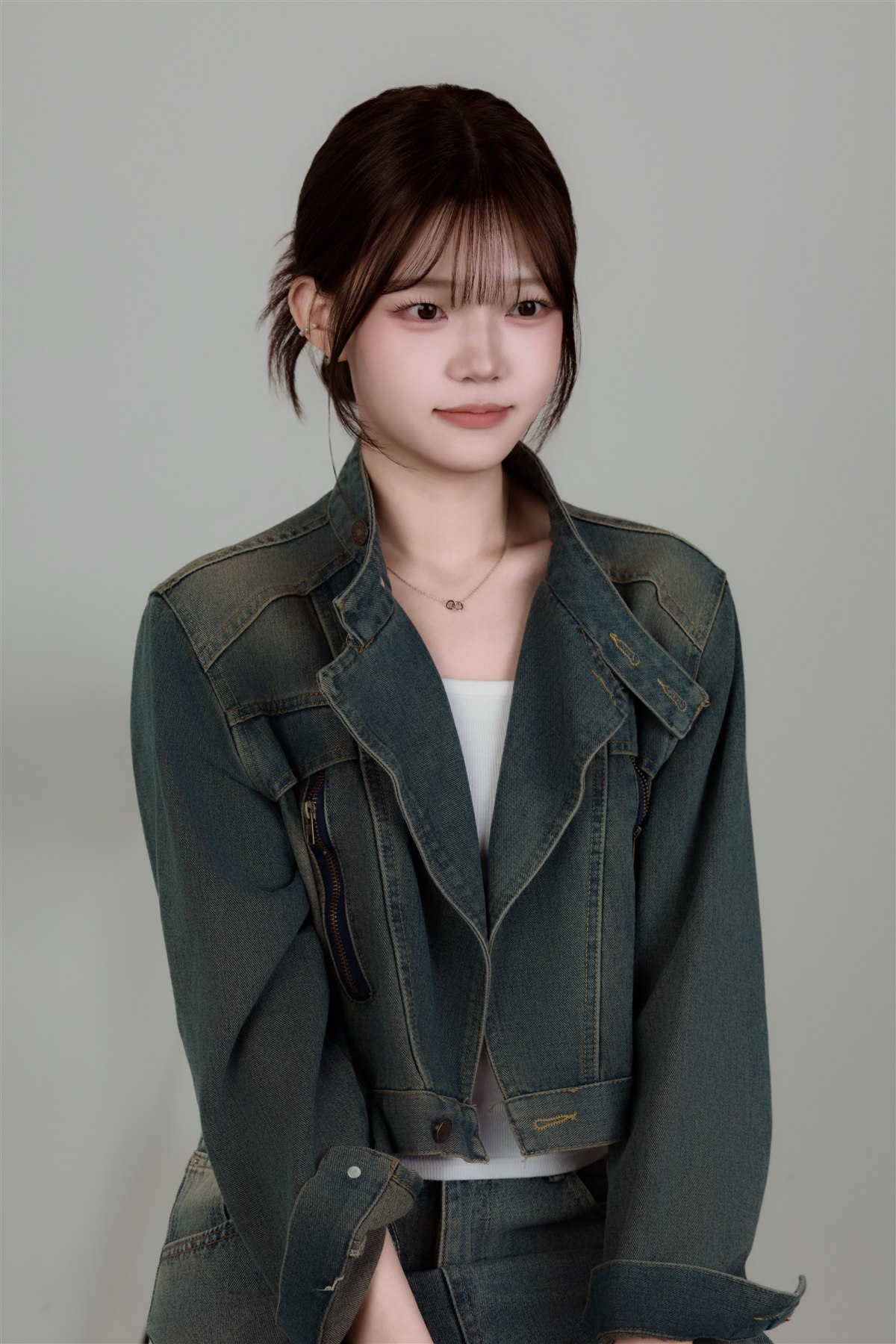 데님 재킷을 입고 촬영한 아메토 프로필